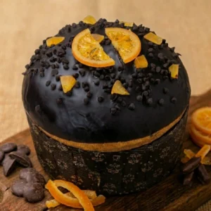 Panettone artigianale all'arancia e cioccolato fondente ricoperto di glassa