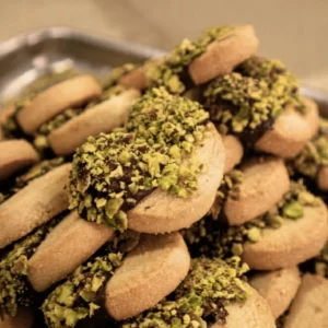 Vassoio di biscotti al burro glassati al cioccolato e pistacchio