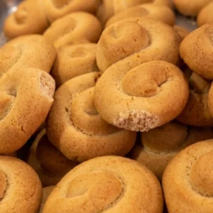 Biscotti tradizionali al miele di arancio a forma di esse